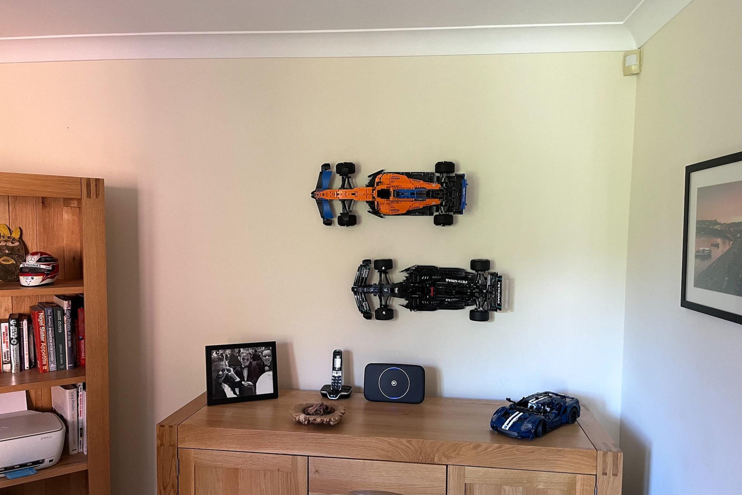3Dudes & Dad Wall Mount Bracket (horizontal) for LEGO Technic McLaren Formula 1 2022 (set 42141)