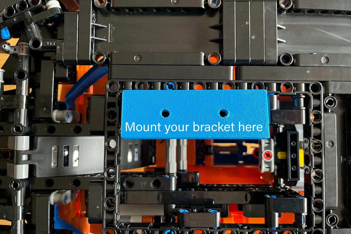 3Dudes & Dad Wall Mount Bracket (horizontal) for LEGO Technic McLaren Formula 1 2022 (set 42141)