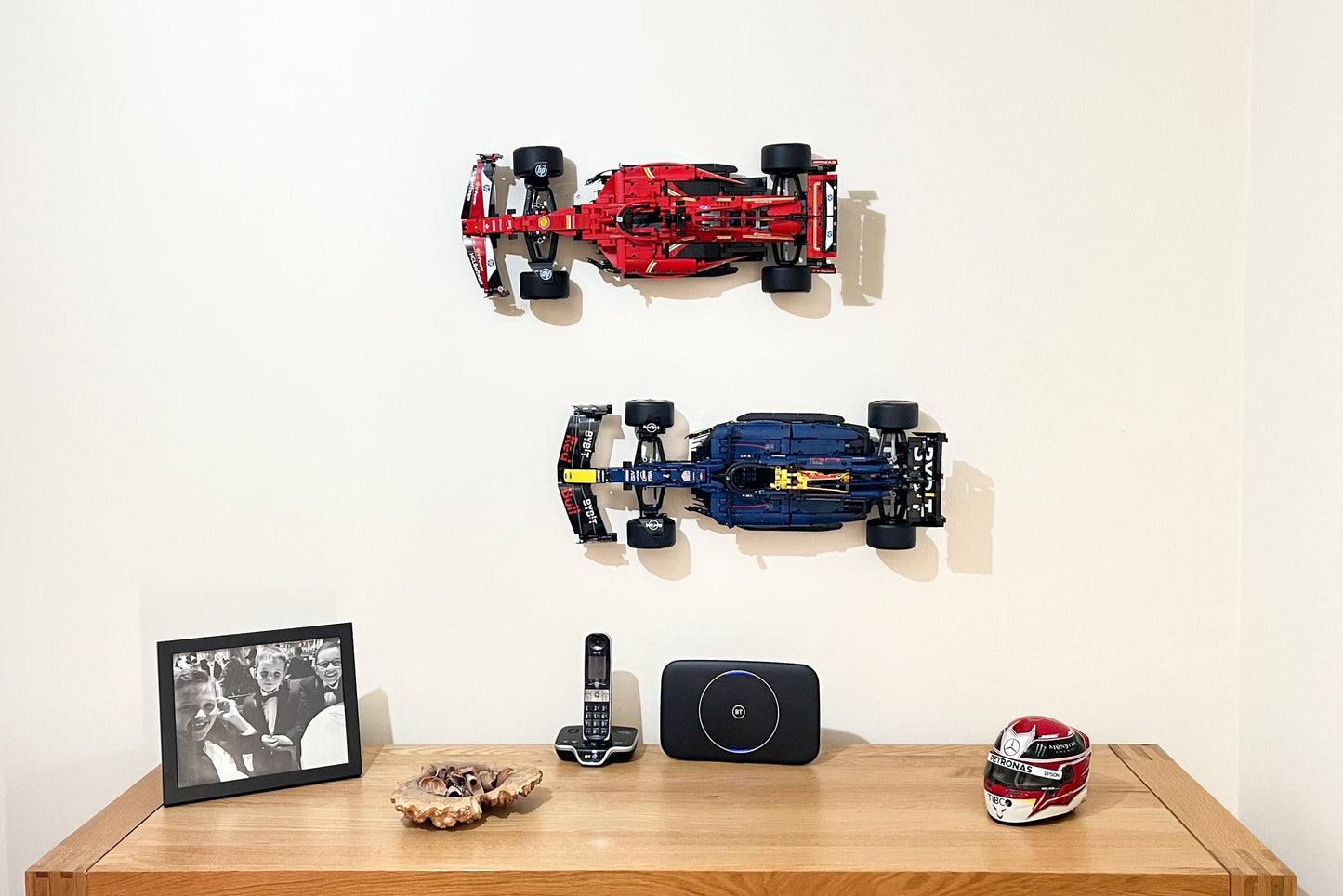 3Dudes & Dad Wall Mount Bracket (horizontal) for LEGO Technic Oracle Red Bull Racing RB20 F1 car (set 42206)