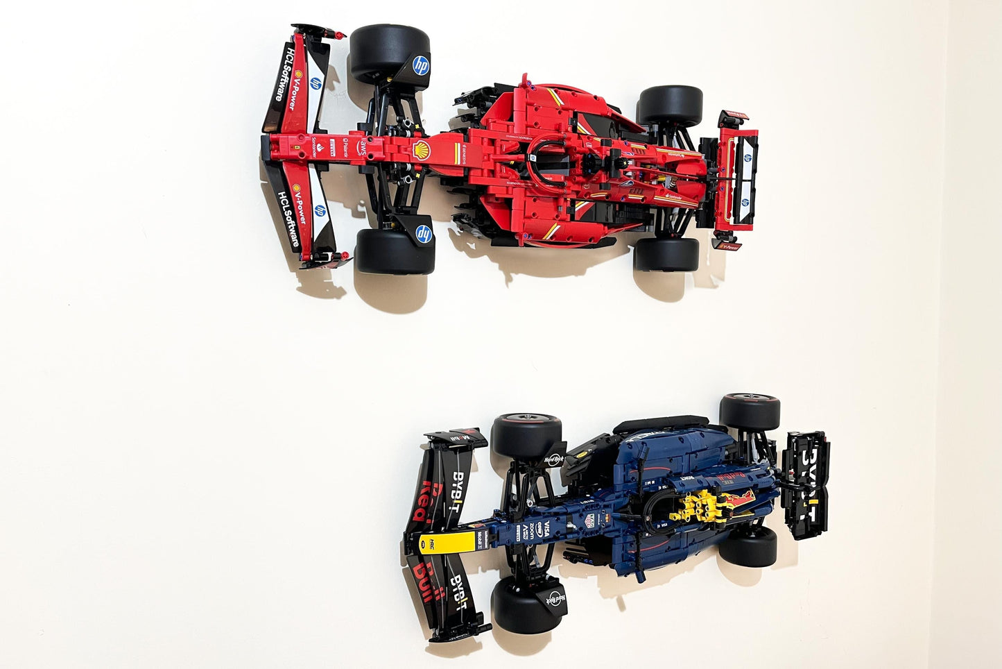 3Dudes & Dad Wall Mount Bracket (horizontal) for LEGO Technic Oracle Red Bull Racing RB20 F1 car (set 42206)
