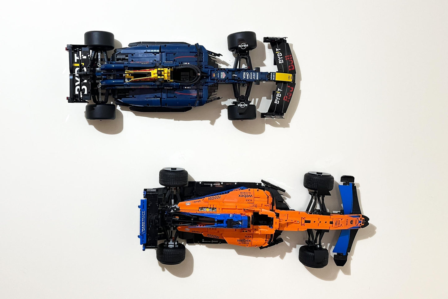 3Dudes & Dad Wall Mount Bracket (horizontal) for LEGO Technic Oracle Red Bull Racing RB20 F1 car (set 42206)