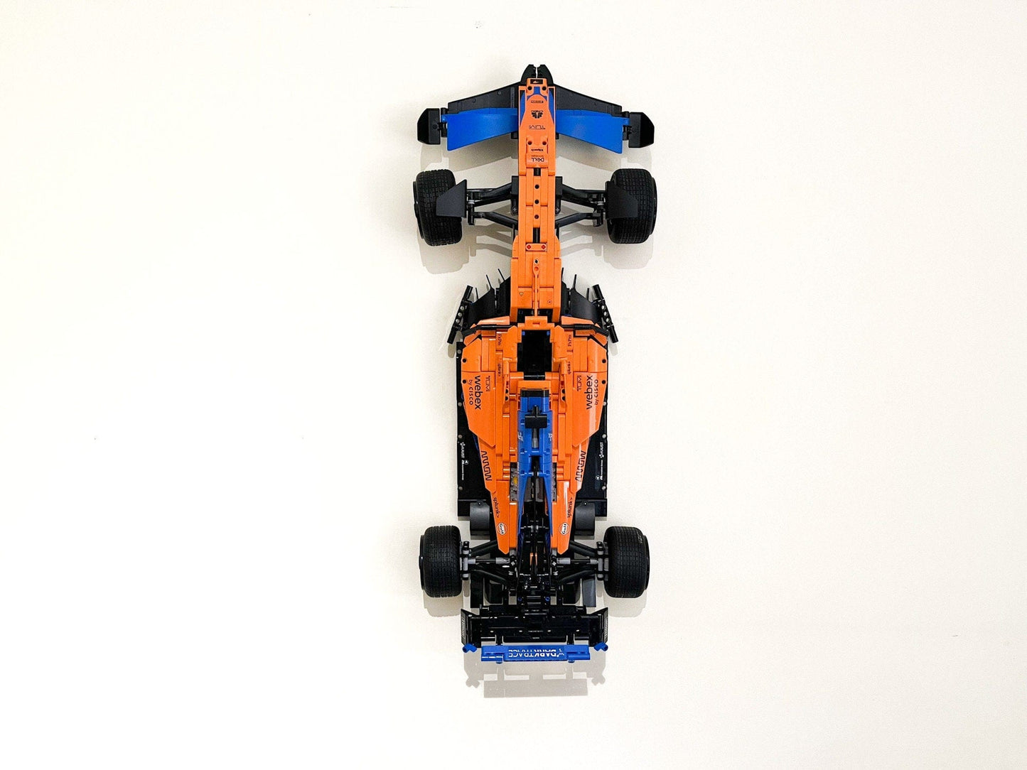 3Dudes & Dad Wall Mount Bracket (vertical) for LEGO Technic McLaren Formula 1 2022 (set 42141)