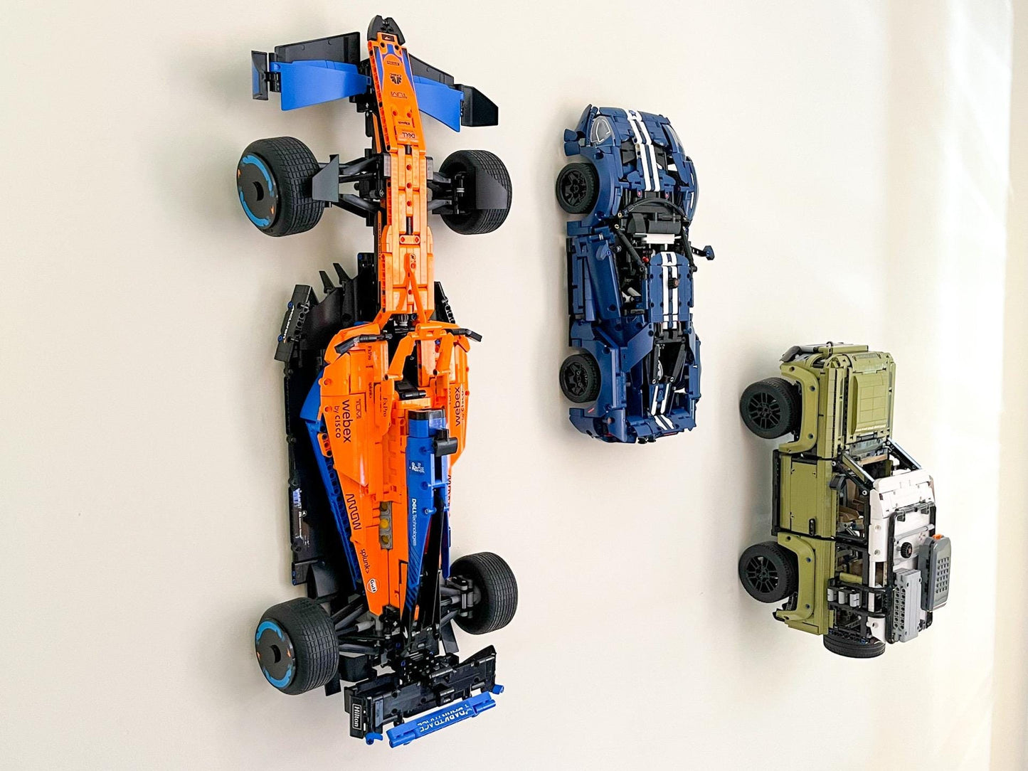3Dudes & Dad Wall Mount Bracket (vertical) for LEGO Technic McLaren Formula 1 2022 (set 42141)