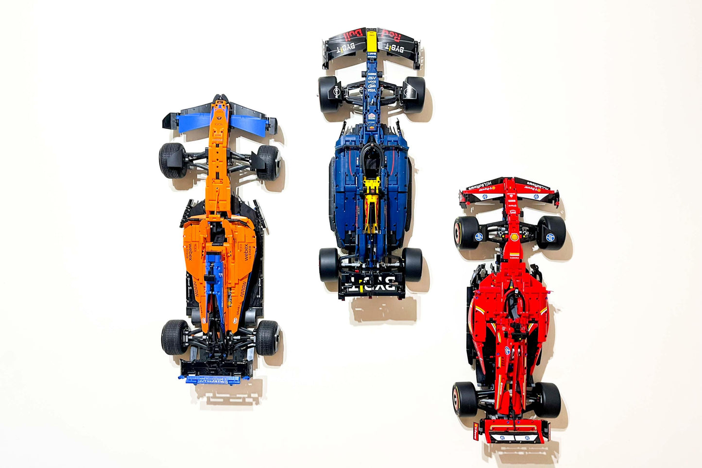 3Dudes & Dad Wall Mount Bracket (vertical) for LEGO Technic McLaren Formula 1 2022 (set 42141)