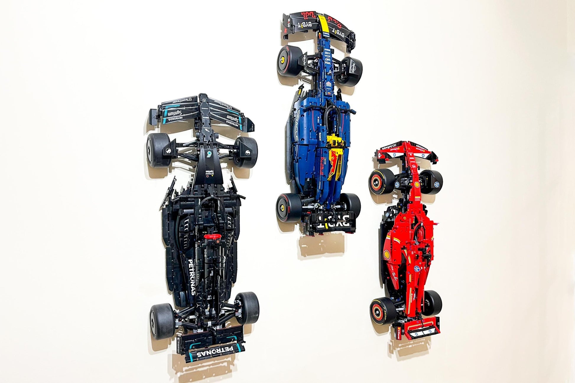 3Dudes & Dad Wall Mount Bracket (vertical) for LEGO Technic Mercedes AMG W14 F1 car (set 42171)